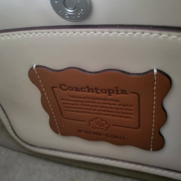 Ergo In Crinkled Patent Coachtopia Leather: Embossed Cloud Print - Picture 7 of 7